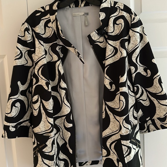 Woman’s beautiful jacket fully lined. - Picture 7 of 9